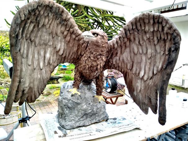 Adler, Material: Knetbeton, Höhe 80 cm Breite 110 cm, Gewicht ca. 70 kg